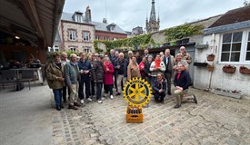 Eine Kiste Herforder Pils steht als Gastgeschenk vor dem Rotary-Rad.  