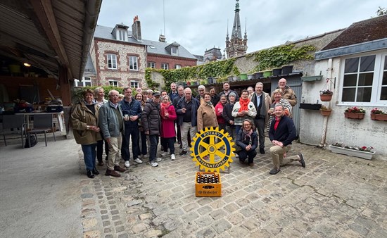 Eine Kiste Herforder Pils steht als Gastgeschenk vor dem Rotary-Rad.  
