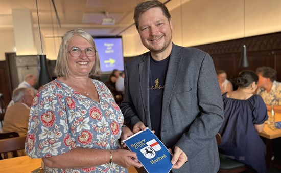Susan Williams mit Clubpräsident Gero Frommholz